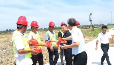 立信丨嘉興市教育局領(lǐng)導(dǎo)高溫慰問送清涼，殷殷關(guān)懷鼓干勁